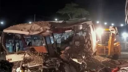 கோயிலுக்கு செல்லும் வழியில் பயங்கரம்.. பேருந்து மீது லாரி மோதியதில் 11 பேர் உடல்நசுங்கி சம்பவ இடத்திலேயே பலி!