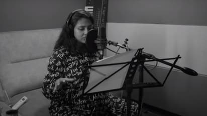 'ലെവല്‍ ക്രോസി'ലൂടെ പിന്നണി ഗായികയായി അമല പോള്‍