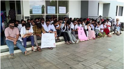 പഠനത്തിനാവശ്യമായ അടിസ്ഥാന സൗകര്യങ്ങൾ ഒരുക്കണം, ഇടുക്കി മെഡിക്കൽ കോളജ് വിദ്യാർഥികളുടെ സമരം ആറാം ദിവസത്തിൽ