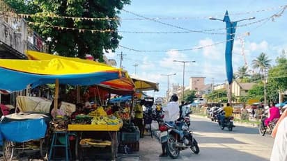 ಕೆ.ಆರ್.ಪೇಟೆ : ವ್ಯಾಪಾರಿಗಳಿಂದ ಮುಖ್ಯ ರಸ್ತೆಗಳ ಫುಟ್ ಪಾತ್ ಒತ್ತುವರಿ