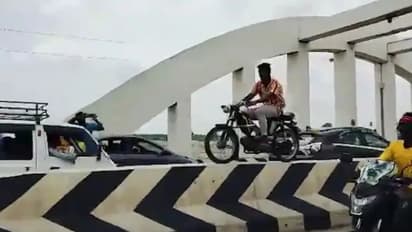 മോപ്പെഡിൽ പാലത്തിലെ ഡിവൈഡറിന് മുകളിൽ യുവാവിന്റെ അഭ്യാസ പ്രകടനം, ആളെ തിരഞ്ഞ് തമിഴ്നാട് പൊലീസ് 