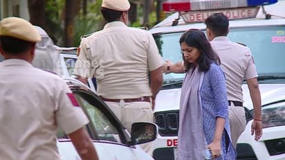 സ്വാതി സ്വയം പരിക്കേൽപിച്ചതെന്ന് വാദിച്ച് പ്രതിഭാ​ഗം അഭിഭാഷകൻ; കോടതിയിൽ പൊട്ടിക്കരഞ്ഞ് സ്വാതി മലിവാൾ എംപി