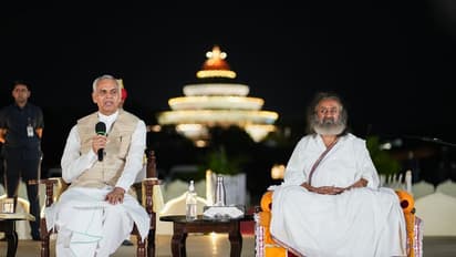 ರವಿಶಂಕರ್ ಗುರೂಜಿಯನ್ನು ಭೇಟಿಯಾದ ಗುಜರಾತಿನ ರಾಜ್ಯಪಾಲ ಆಚಾರ್ಯ ದೇವವ್ರತ್!