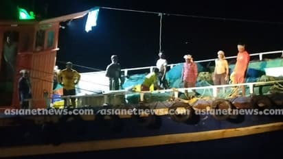 എഞ്ചിൻ പണിമുടക്കി, 10 മത്സ്യത്തൊഴിലാളികളുള്ള ബോട്ട് നടുക്കടലിൽ കുടുങ്ങി; മറൈൻ എൻഫോഴ്‌സ്മെന്റ് രക്ഷപ്പെടുത്തി
