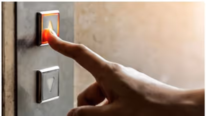 കുട്ടിയടക്കം 5 യാത്രക്കാർ കണ്ണൂർ റെയിൽവേ സ്റ്റേഷനിലെ ലിഫ്റ്റിൽ കുടുങ്ങി; പുറത്തെത്തിച്ചത് ഒരു മണിക്കൂറിന് ശേഷം