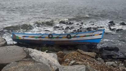 കായംകുളത്ത് നങ്കൂരമിട്ട മത്സ്യബന്ധന വള്ളങ്ങൾ കാറ്റിലും തിരയിലും തകർന്നു