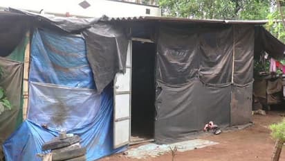 ಪ್ರವಾಹದಲ್ಲಿ ಮನೆ ಕಳೆದುಕೊಂಡು ಐದು ವರ್ಷಗಳಿಂದ ಶೆಡ್ಡಿನಲ್ಲೇ ವಾಸ: ನಿವೇಶನ ಹಂಚದ ಜಿಲ್ಲಾಡಳಿತ