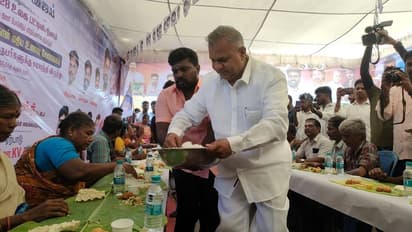 பசி தினத்தை முன்னிட்டு ஆதரவற்றோருக்கு பல்வேறு இடங்களில் உணவு வழங்கிய விஜய் ரசிகர்கள் மற்றும் கட்சியினர்!