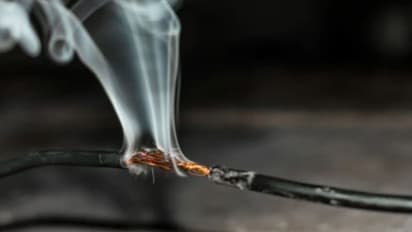 ಲ್ಯಾಪ್ಟಾಪ್ ಚಾರ್ಜ್ಗೆ ಹಾಕ್ತಿದ್ದಾಗ ಶಾಕ್ ತಗುಲಿ ವೈದ್ಯೆ ಸಾವು