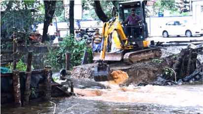  തോരാതെ പെയ്ത മഴയിൽ താഴ്ന്ന പ്രദേശങ്ങൾ വെള്ളത്തിനടിയിൽ; വീടുകളിൽ വെള്ളം കയറി, ദുരിതാശ്വാസ ക്യാമ്പ് തുടങ്ങി