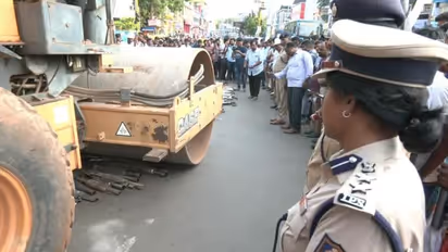 ಕರ್ಕಶ ಸೌಂಡ್ ಮಾಡುವ ಪೋಕರಿಗಳಿಗೆ ಬಿತ್ತು ಶಾಕ್: ಬೈಕ್ಗಳ ಸೈಲೆನ್ಸರ್ ನಾಶ ಮಾಡಿದ ಪೊಲೀಸರು!