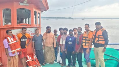 നടുക്കടലിൽ ബോട്ടിന്റെ എൻജിൻ നിലച്ചു, തൊഴിലാളികളെ സാഹസികമായി രക്ഷിച്ച് റെസ്ക്യൂ ടീം