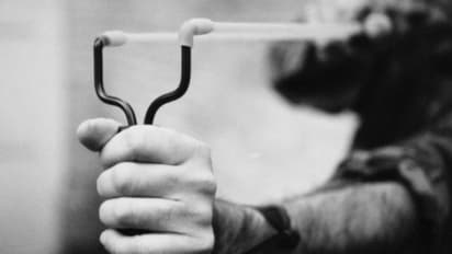 ഇനി സൂക്ഷിക്കണം ! കവണ ഉപയോഗിച്ച് കാറിന്റെ ചില്ല് തകര്ത്തു, 1 കോടി രൂപയുടെ ആഭരണങ്ങള് കവര്ന്ന് കൊള്ളസംഘം