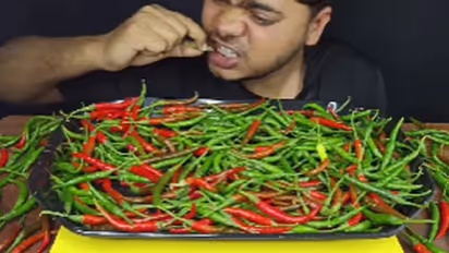 പ്ലേറ്റ് നിറയെ പച്ചമുളക് പച്ചയ്ക്ക് കഴിക്കുന്ന യുവാവ്; വൈറലായി വീഡിയോ 