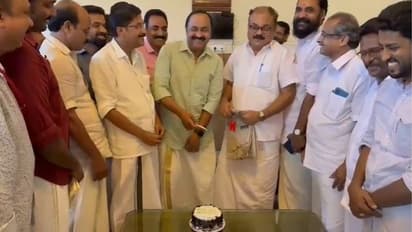 വിഡി സതീശന്റെ 60-ാം പിറന്നാൾ; ഗുരുവായൂരിൽ കേക്ക് മുറിച്ചും സമ്മാനം നൽകിയും ആഘോഷിച്ച് കോൺഗ്രസ് പ്രവര്ത്തകര്
