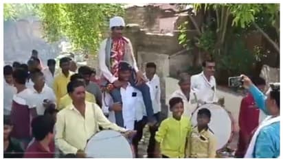 തുടർച്ചയായ പത്ത് പരാജയങ്ങള്‍, പതിനൊന്നാം ശ്രമത്തില്‍ പത്താം ക്ലാസ് വിജയം; ആഘോഷമാക്കി നാട്ടുകാരും 