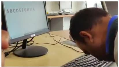 മൂക്ക് കൊണ്ട് 'ക്ഷ, ണ്ണ' അല്ല എ മുതൽ സെഡ് വരെ, അതും 25 സെക്കന്റ് കൊണ്ട്; യുവാവിന്റെ വീഡിയോ വൈറൽ