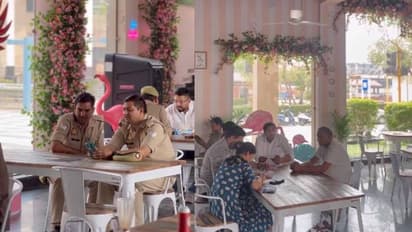 പൊലീസുകാർക്കൊപ്പം കാപ്പി കുടിക്കാം, വെറൈറ്റി കോഫി ഷോപ്പ് ഇന് നോയ്ഡ