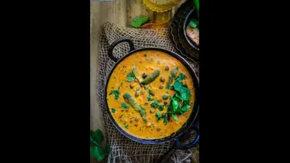 கோழி குழம்பு சுவையில் கருப்பு கொண்டைக்கடலை குழம்பு... இப்படி செஞ்சு அசத்துங்க!