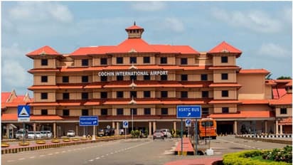 വിമാനത്തിൽ വെച്ച് ദേഹാസ്വാസ്ഥ്യം; കൊച്ചി വിമാനത്താവളത്തിൽ യാത്രക്കാരൻ കുഴഞ്ഞു വീണ് മരിച്ചു