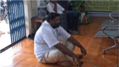 വിദ്യാഭ്യാസ വായ്പ ഒറ്റത്തവണ അടച്ചുതീർത്തതോടെ സിബിൽ സ്കോർ താഴേക്ക്, ബാങ്കിന് മുന്നിൽ കുത്തിയിരുന്ന് പ്രതിഷേധം