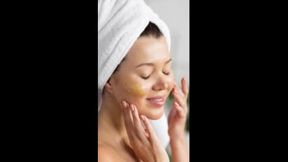 வீட்டில் இருக்கும் இந்த பொருட்களே போதும்! உங்க முகமும் பளபளன்னு மாறிடும்!