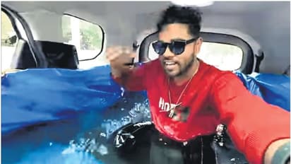 'കാറിലെ കുളി': സഞ്ജുവിന് 'ഗംഭീര' പണി; 'യാത്ര ചെയ്ത കൂട്ടുകാരും കുടുങ്ങും'