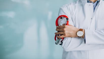 Doctor Baffled by Family Member's Illness, Maid Diagnoses It in Seconds; Internet shocked 