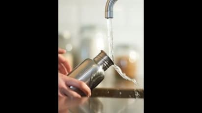 வாட்டர் பாட்டில்களை சரியாக சுத்தம் செய்வது எப்படி? இப்படி பண்ணா அடியில் பாசி படியவே படியாது!!