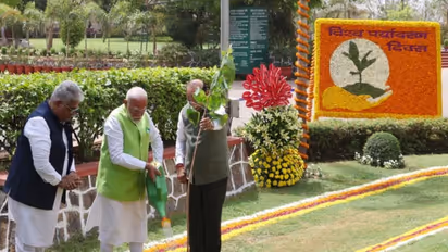 எல்லாம் அம்மாவுக்காக... மரக்கன்று நட்டு போட்டோ எடுங்க! புது ஐடியாவுடன் ஆட்டத்தை ஆரம்பிக்கும் மோடி!