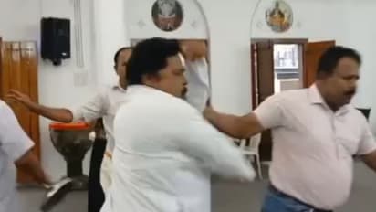 പള്ളി പൊതുയോഗത്തിന്റെ വിലക്ക് ലംഘിച്ച് മദ്ബഹയിൽ; പള്ളിക്കുള്ളിൽ കയ്യാങ്കളി, വീഡിയോ പുറത്ത്; പരാതി നൽകി