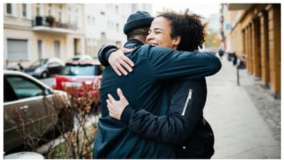 തെരുവില്‍ നിൽക്കുന്നയാളെ വീഡിയോയ്ക്ക് വേണ്ടി കെട്ടിപ്പിടിച്ചു; വ്ലോഗറിന് 2 മാസം തടവ്, 30 ലക്ഷം പിഴ