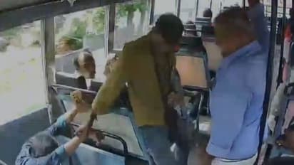 'ദൈവത്തിന്റെ കൈ'; ബസിനുള്ളിൽ നിന്ന് പുറത്തേക്ക് വീഴാൻ തുടങ്ങിയ യുവാവിനെ ഒറ്റ കയ്യിൽ തിരിച്ച് പിടിച്ച് കണ്ടക്ടർ