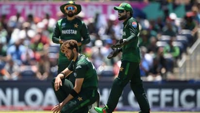 ഇതിലും വലിയ നാണക്കേടില്ല, അമേരിക്കയോട് തോറ്റതിന് പിന്നാലെ ബാബറിനെയും സംഘത്തെയും പൊരിച്ച് മുന് പാക് താരങ്ങള്