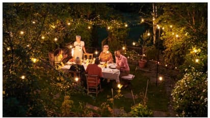 പാട്ടും ഭക്ഷണവും; മരിച്ചുപോയ ഭർത്താവിന് വേണ്ടി അത്യാഡംബര പാർട്ടി നടത്തി ഭാര്യ