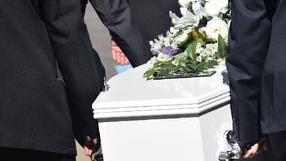 മരണാനന്തരച്ചടങ്ങിനിടെ ശ്വാസമെടുത്ത് സ്ത്രീ, ജീവനക്കാരന്റെ കണ്ണില് പെട്ടു, ജീവിതത്തിലേക്ക് തിരികെ