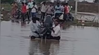 ವಿಜಯಪುರ ಜಿಲ್ಲೆಯಲ್ಲಿ ವರುಣನ ಆರ್ಭಟ: ಬೈಕ್ ಹೊತ್ತು ಹಳ್ಳ ದಾಟಿದ ಗ್ರಾಮಸ್ಥರು..!