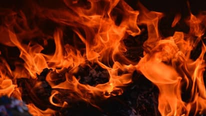 ಬಾಗಲಕೋಟೆ: ಇಡೀ ಮನೆಗೆ ಪೆಟ್ರೋಲ್ ಸುರಿದು ಬೆಂಕಿ ಇಟ್ಟ ದುರುಳರು, ತಾಯಿ, ಮಗಳು ಸಜೀವ ದಹನ..!