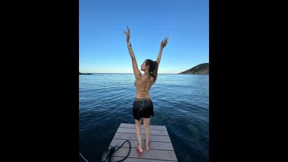 ನಿನಗೆ ಮುಚ್ಚಿಕೊಳ್ಳಲೂ ಬರಲ್ಲ, ತೋರಿಸಲೂ ಬರಲ್ಲ ಬಾಲಿವುಡ್ ನಟಿಗೆ ಕಮೆಂಟ್‌ ಮಾಡಿದ ಅಭಿಮಾನಿ