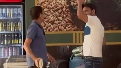 Viral Video: ಲಿಕ್ಕರ್ ಶಾಪ್ನಲ್ಲಿ ಬಿಯರ್ ಖರೀದಿ ಮಾಡ್ತಿದ್ದ ಮಗ, ಚಪ್ಪಲಿಯಲ್ಲಿ ಬಾರಿಸಿದ ಅಪ್ಪ!