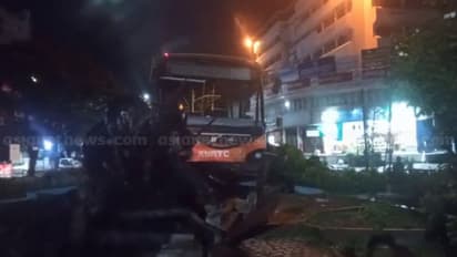 തൃശ്ശൂരിൽ കെഎസ്ആര്‍ടിസി ലോ ഫ്ലോര്‍ ബസ് അപകടം: ശക്തൻ തമ്പുരാൻ്റെ പ്രതിമ തകര്‍ന്നു, 3 പേര്‍ക്ക് പരിക്ക്