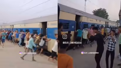 തള്ളോട് തള്ള്, യാത്രക്കാരെല്ലാം ചേർന്ന് ആഞ്ഞുതള്ളുന്നത് ട്രെയിൻ, വൈറലായി വീഡിയോ
