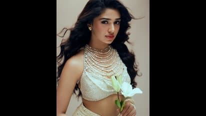 ಮೈಮೇಲೆ ಮುತ್ತು ಧರಿಸಿ ನೋಡುಗರಿಗೆ ಮತ್ತು ಬರಿಸಿದ ಕೃತಿ ಶೆಟ್ಟಿ: ಎಲ್ಲಾ ಓಕೆ ಕೈಯಲ್ಲಿ ಹೂ ಯಾಕೆ ಎಂದ ಫ್ಯಾನ್ಸ್‌