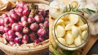 തലമുടി കൊഴിച്ചിലും താരനും അകറ്റാന്‍ പരീക്ഷിക്കാം ഉള്ളിയും വെളുത്തുള്ളിയും കൊണ്ടുള്ള പൊടിക്കൈകള്‍