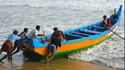 കേരള - കർണാടക-ലക്ഷദ്വീപ് തീരങ്ങളിൽ ശക്തമായ കാറ്റിന് സാധ്യത, മോശം കാലാവസ്ഥ; മത്സ്യബന്ധനം പാടില്ലെന്ന് അറിയിപ്പ്