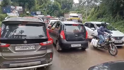 ಚಿಕ್ಕಮಗಳೂರು: ಮುಳ್ಳಯ್ಯನಗಿರಿಗೆ ಹರಿದು ಬಂದ ಪ್ರವಾಸಿಗರ ದಂಡು, ಗಿರಿ ರಸ್ತೆಯಲ್ಲಿ ಟ್ರಾಫಿಕ್ ಜಾಮ್..!