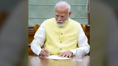 PM Modi signs 1st file for 'Kisan Kalyan' benefiting 9.3 cr farmers with distribution of Rs 20k crore (WATCH)