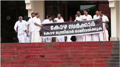 ബാർ കോഴ ആരോപണത്തിൽ സ്തംഭിച്ച് നിയമസഭ, സ്പീക്കറുടെ ഇരിപ്പിടം മറച്ചും പ്രതിപക്ഷ പ്രതിഷേധം