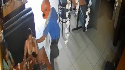 ഞെട്ടിക്കുന്ന സിസിടിവി ദൃശ്യം; പട്ടാപ്പകൽ റെസ്റ്റോറന്റിൽ ഹെൽമറ്റ് ധരിച്ചെത്തി യുവാവ്, മാല പൊട്ടിച്ചോടി