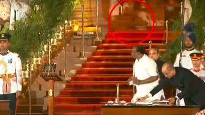 ದುರ್ಗಾದಾಸ್ ಪ್ರಮಾಣವಚನ ಸ್ವೀಕರಿಸುತ್ತಿದ್ದಂತೆ ರಾಷ್ಟ್ರಪತಿ ಭವನದಲ್ಲಿ ಹಾದು ಹೋದ ನಿಗೂಢ ಪ್ರಾಣಿ: ವೀಡಿಯೋ ವೈರಲ್